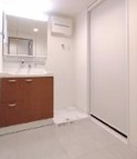 ●洗面所●
三面鏡のついた洗面台は収納スペースあります。