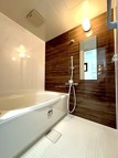 ユニットバス新規交換！
広々とした浴槽に木目調のアクセントパネルで
リラックスできる浴室になりました♪