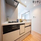対面式システムキッチンで家族と会話を楽しみながら、料理や家事が出来ます♪
食洗機・浄水器付!